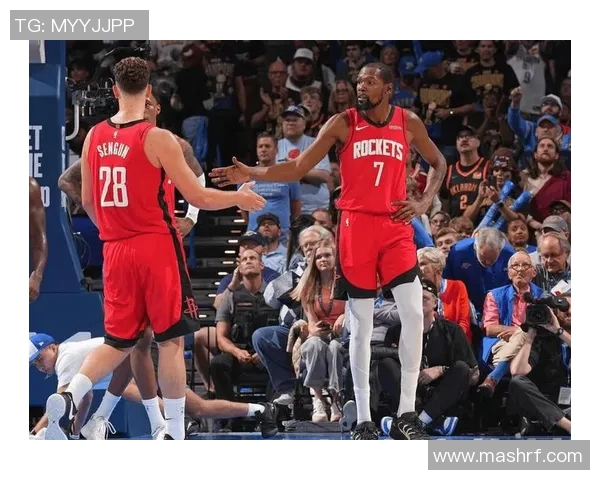 火箭队在对阵雷霆的比赛中展现强大实力取得大胜，球迷欢呼不断